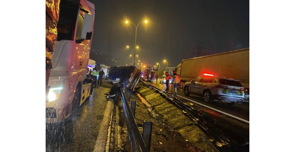 TEM'de tır devrildi, kasadaki granül yola saçıldı: 1 yaralı