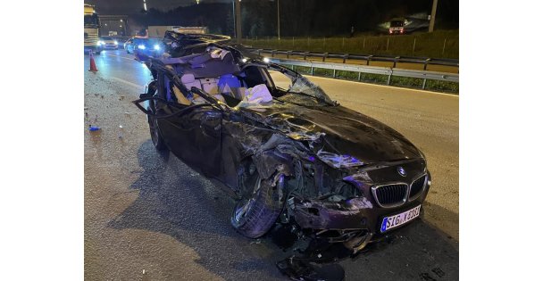 TEM'de tıra çarpan otomobilin tavanı koptu: 1 ölü, 2 yaralı
