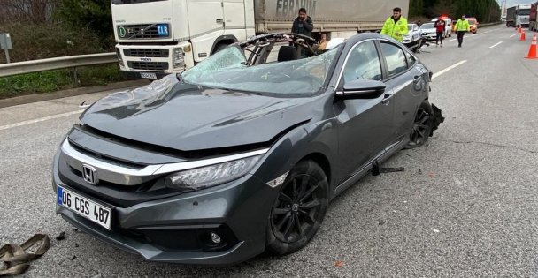 Tem'de Tıra Çarpan Otomobilin Tavanı Koptu: 3 Yaralı