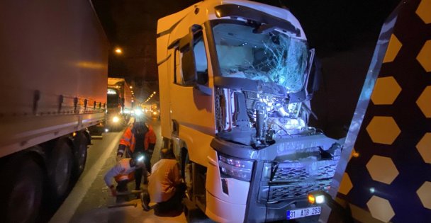 TEMde tünel içinde 4 araç çarpıştı, sıkışan tır sürücüsü yaralandı