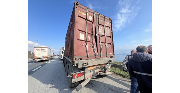 TEM'de Yolcu Otobüsü, Tır Ve Hafif Ticari Araç Çarpıştı : 1'i Ağır 9 Yaralı