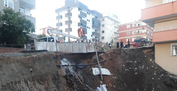 Temel kazısında yol çöktü