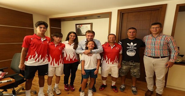 Tenis'in Şampiyonlarından Demirci'ye Ziyaret