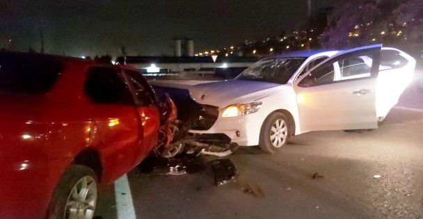 Ters yöne girince karşıdan gelen otomobille çarpıştı: 3 yaralı