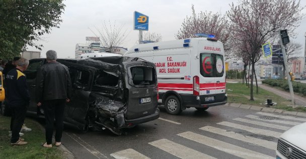 Ters yöne U dönüşü kazayı getirdi: 1'i ağır 4 yaralı (videolu haber)