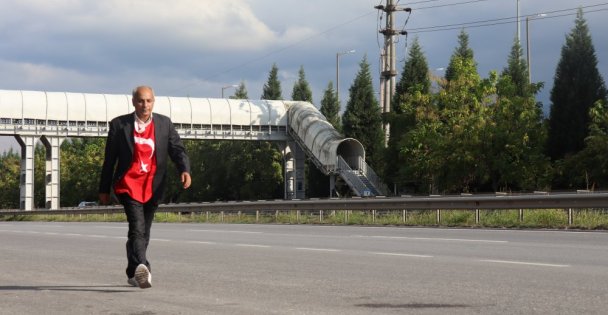 Testsiz Otobüse Alınmayınca Ankara'dan İstanbul'a Yürüyüşe Başladı