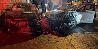 2 otomobil kafa kafaya çarpıştı: 6 yaralı