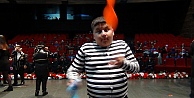 2 yaşındaki otizimli Ömer Ali jonglör gösterisiyle hayata tutunuyor