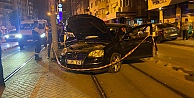 Alkollü sürücü tramvay yoluna daldı: 2 yaralı