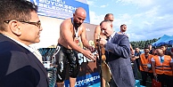 Altın kemeri Büyükakın takdim etti