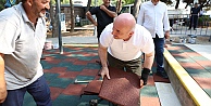BAŞKAN MUZAFFER BIYIK, ÇEKİCİ ELİNE ALIP İŞÇİLERE DESTEK VERDİ