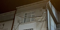 Bir binanın daha kolonları çatladı: Aileler korkuyla evi tahliye etti