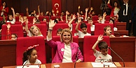 Bu Sefer Çocuklar Meclis Koltuğuna Oturdu Ve Oyladıkları Önergeyi Oy Birliğiyle Kabul Etti