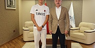 Büyükakın, İzmitli Avrupa Şampiyonu  Kuzey Tunçelliyi tebrik etti