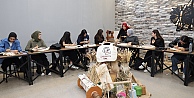 Büyükşehirin Moda Akademisinde el emeği sanata yansıdı;  Cumhuriyetin 102. yılına özel ay yıldızlı çantalar