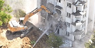 Çayırovada riskli yapıların yıkımına başlandı