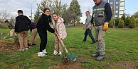 Çayırovalı öğrenciler, fidanları toprakla buluşturdu
