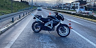 Çevirmeden kaçan motosikletli trafik polisine çarptı