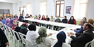 Çiftçi, Akse Bilgi Evindeki kursiyer  ve velilerle bir araya geldi