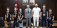 Çocuklar Muay Thai Türkiye Şampiyonasında Derece Yapan Sporculardan Vali Aktaşa Ziyaret