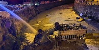 Dere yatağına düşen kamyonet alev aldı