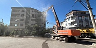 Derince’de ağır hasarlı binaya ilk kepçe vuruldu