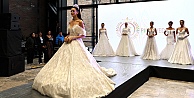 Düğün, kına, kıyafet, davet... Ne ararsan bu fuarda;  Evlilik Fuarında gelinlik defilesi büyüledi