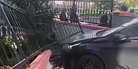 El freni çekilmeyen otomobil bahçe duvarını yıktı