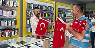 Esnafa ve vatandaşlara binlerce bayrak dağıtıldı