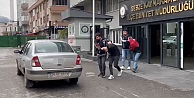 Evinin Bahçesinde Ailesiyle Oturan Adama Dehşeti Yaşatmışlardı, Yakalandılar