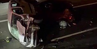 Hafif ticari araç, lastiği patlayan otomobile çarparak yan yattı: 2 çocuk yaralı