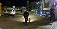 İlçe Emniyet Müdürlüğü önünde silahlı kavga: 2 yaralı