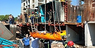 İnşatta fenalaşan işçiye vinç yardımıyla müdahale edildi