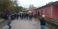 Kamyonetin altında kalan yaşlı adamı hayata döndürmek için zamanla yarıştılar