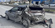 Kamyonun çarptığı otomobil adeta preslendi: 1 yaralı