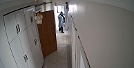 Kapıyı tıklatıp eve giren soyguncu kadınlar, kamerayı görünce panikledi