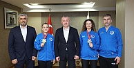 Karateci Kız Kardeşler Şampiyon Oldu