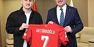 Kerem Aktürkoğlundan Başkan Büyükakına Milli forma