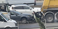 Kocaelide feci kaza: Motosiklet sürücüsü kamyonla otomobil arasına sıkıştı