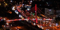 Kocaelide üst geçitler al bayrağın renkleriyle ışıldadı