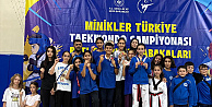 Kocaelinin gururu Kağıtspor kürsülerden inmiyor