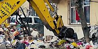 Kötü koku ihbarıyla gidilen evden 30 ton çöp çıktı