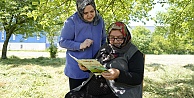 Kursa gitmeye fırsat bulamayınca bahçesinde okuma-yazma öğreniyor