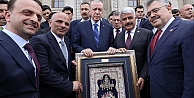 Merkezde üretilen ilk Hereke halısı Cumhurbaşkanı Erdoğan'a hediye edildi