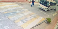Minibüsün altında kalan yaşlı adam ağır yaralandı