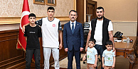 Minikler Türkiye Şampiyonu Ali Osman Can, Vali İlhami Aktaşı Ziyaret Etti