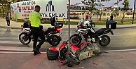 Motosiklet trafik levhasına çarptı: 1i ağır 2 yaralı