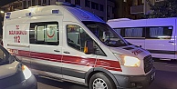Motosiklet yolun karşısına geçmeye çalışan yayaya çarptı: 3 yaralı