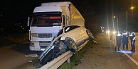 Otomobil bariyerlerde 15 metre sürüklenerek tıra çarptı: 4 yaralı