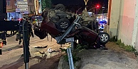 Otomobil, çarptığı bariyerde asılı kaldı: 2 ölü
